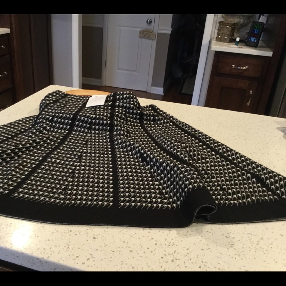 Black/white elastic waist skirt